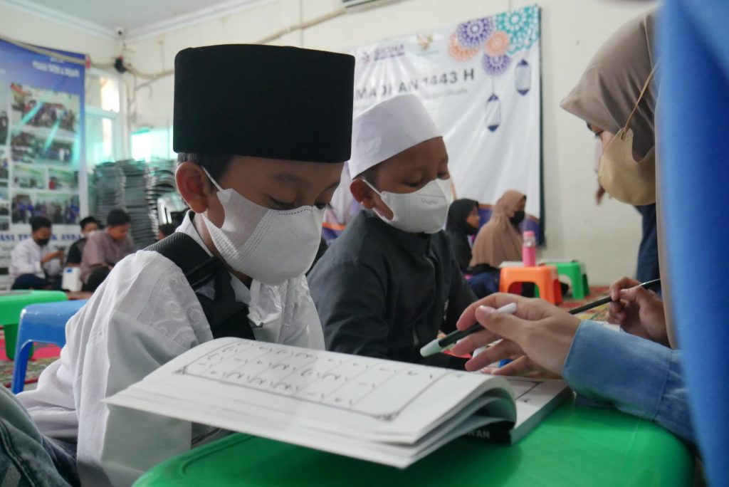 Penyaluran Sedekah Al-Qur'an dan Perlengkapan Sholat Ke Pelosok Jawa Barat