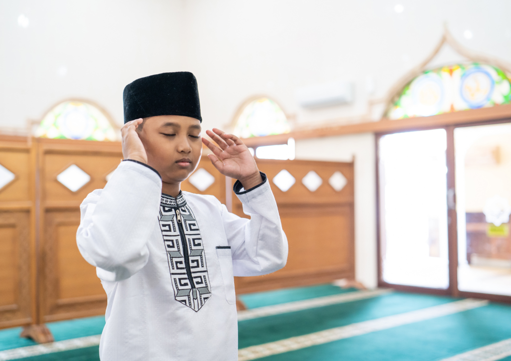 anak sedang sholat jumat